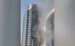 پاک مال میں خوفناک آگ تیسری سے 20ویں منزل تک پھیل گئی۔