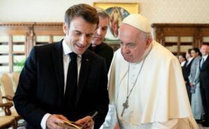 فرانس کے میکرون کی طرف سے پوپ فرانسس کو تحفے میں دی گئی کتاب کبھی بھی نازی لوٹی نہیں تھی: رپورٹ