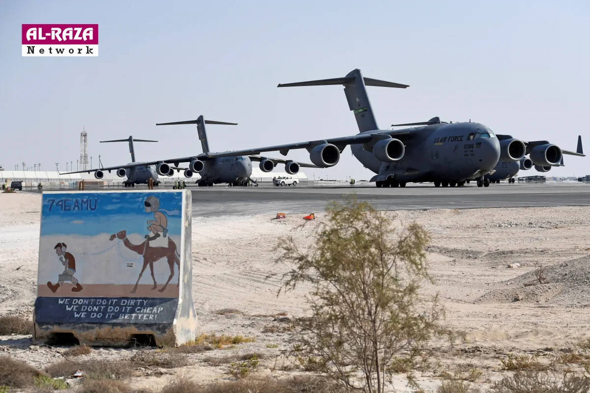 عرب سرزمین پر امریکی جنگی طیارہ؛ پس منظر میں اسلامی پرچم اور احتجاج